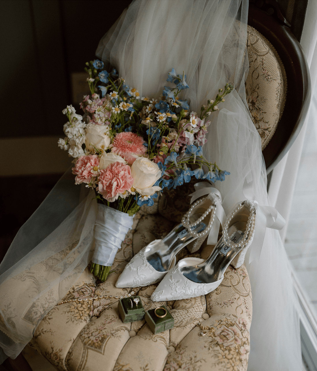 Bridal bouquet and heels — a Jassfloralss wedding