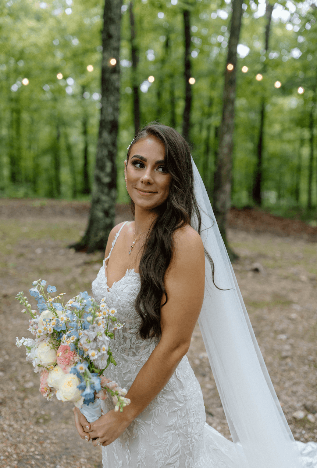 Bride with a pastel garden bouquet by Jassfloralss